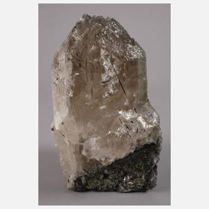 Großer Bergkristall mit Turmalin-Nadeln