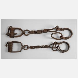 Zwei historische Fußfesseln