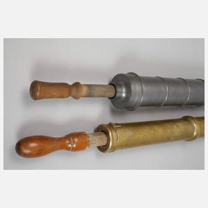 Zwei Klistierspritzen