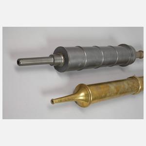 Zwei Klistierspritzen