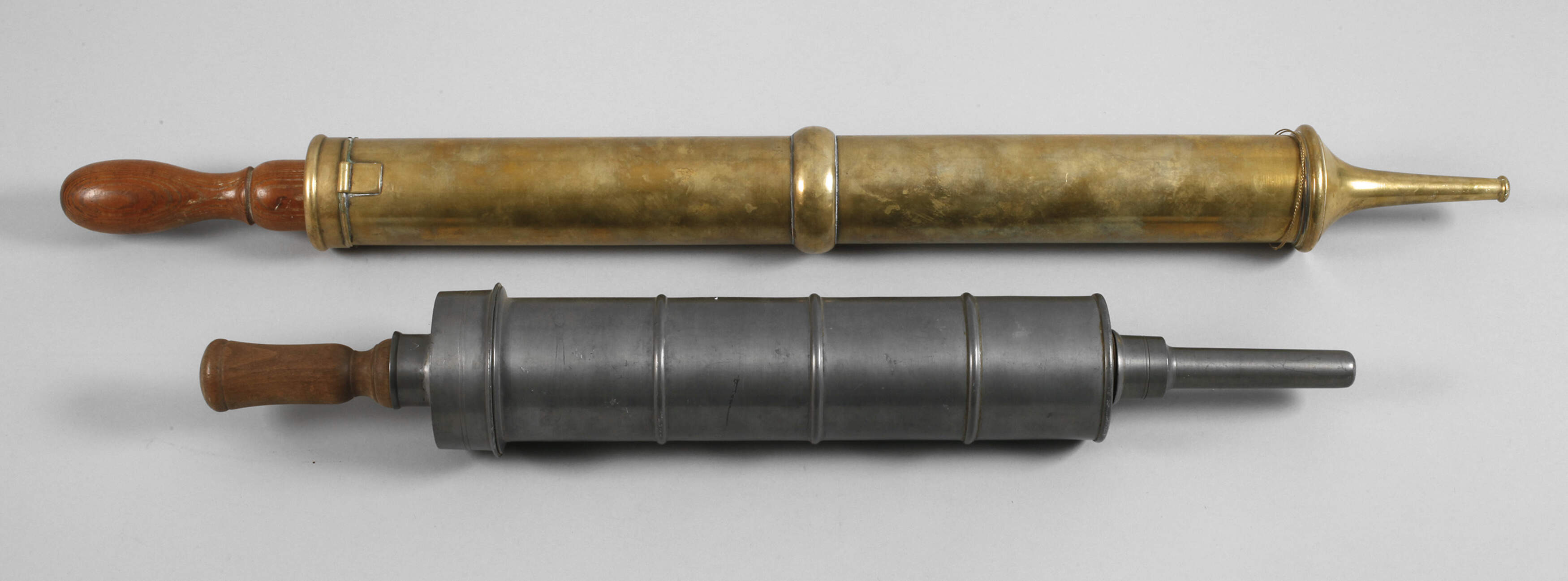 Zwei Klistierspritzen