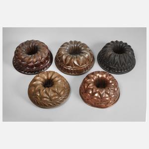 Fünf Kupferbackformen