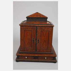 Kleines Kabinettschränkchen