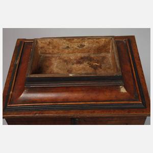 Kleines Kabinettschränkchen