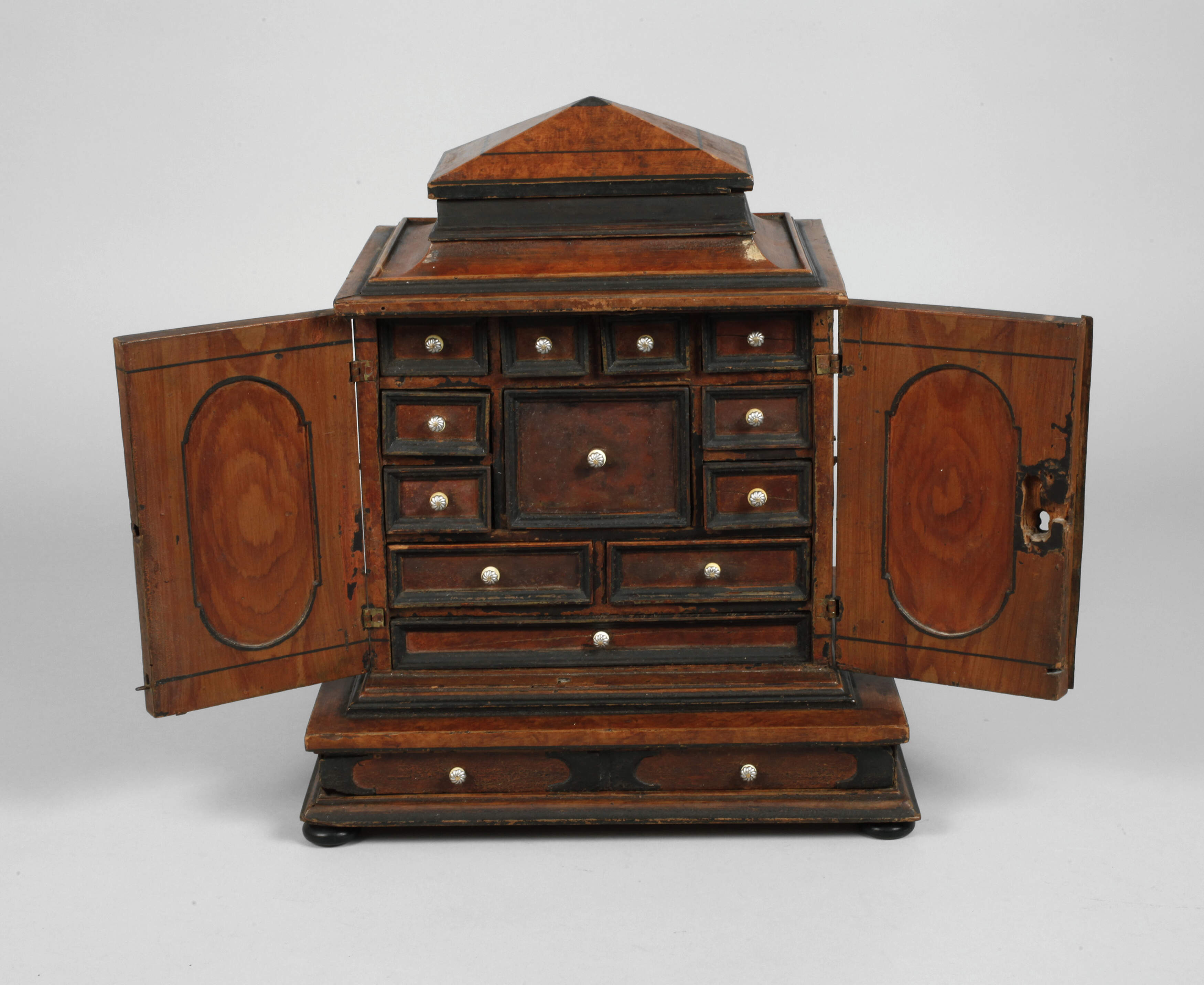 Kleines Kabinettschränkchen