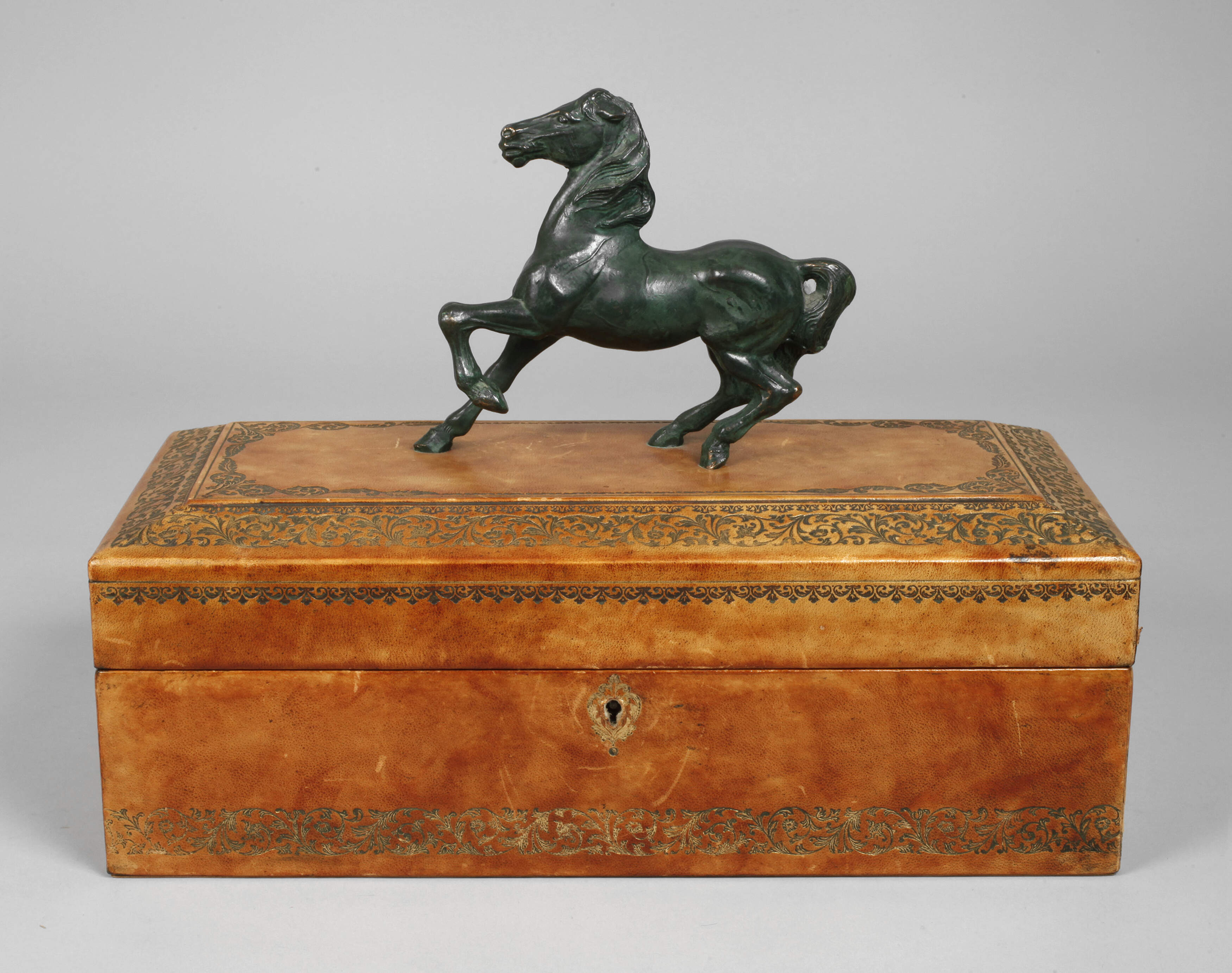 Figürliche Handschuhschatulle