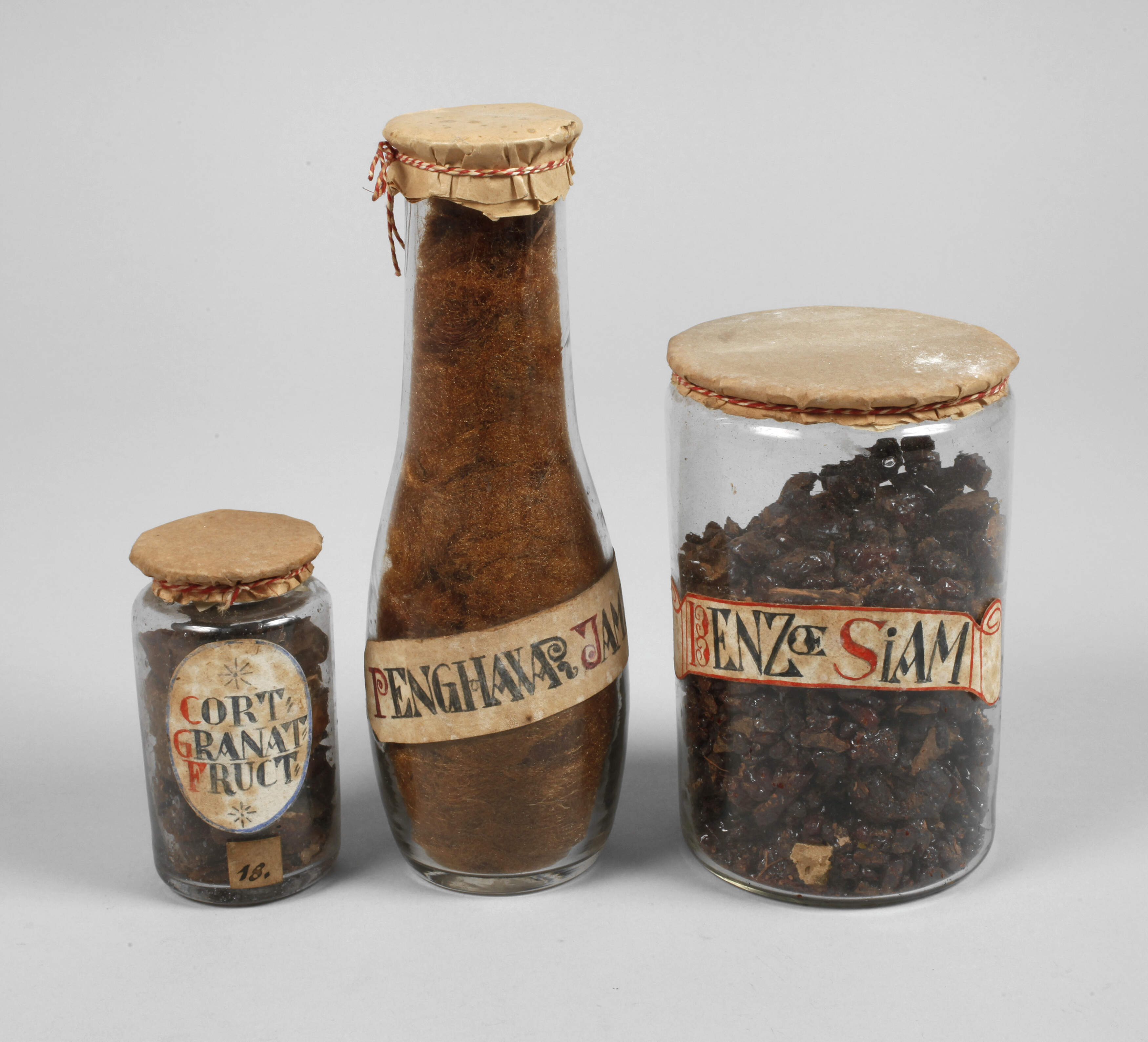 Drei Apothekergefäße