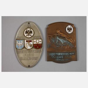 Vier Automobilplaketten