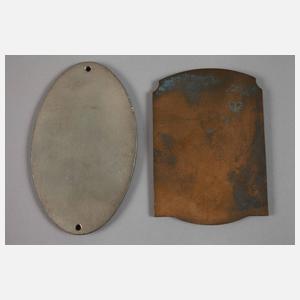 Vier Automobilplaketten