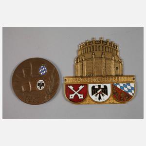 Vier Automobilplaketten