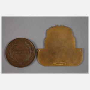 Vier Automobilplaketten