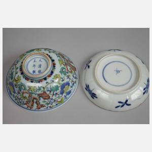 Drei Teile Porzellan