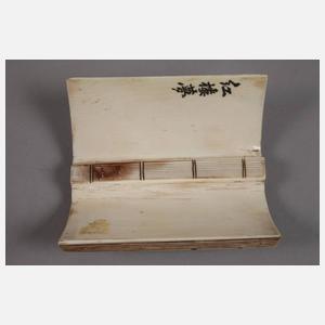 Feine Beinschnitzerei