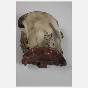 Zwei Steinschnitzereien