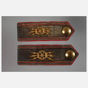 Vier Schulterklappen