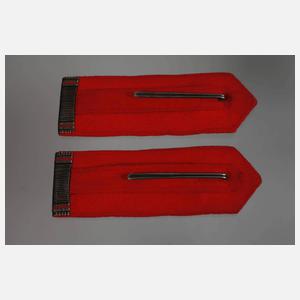 Vier Schulterklappen