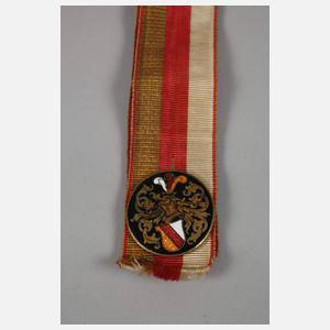 Zwei studentische Schirmmützen