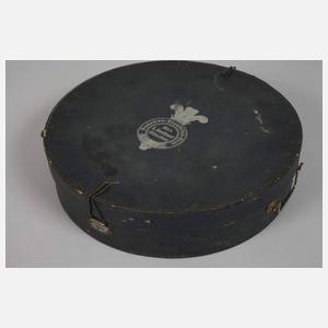 Zwei studentische Schirmmützen