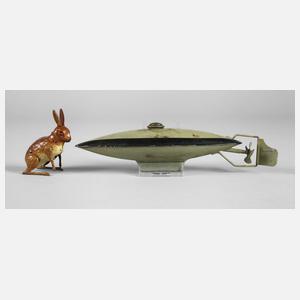 Mechanisches Blechspielzeug als U-Boot und Hase