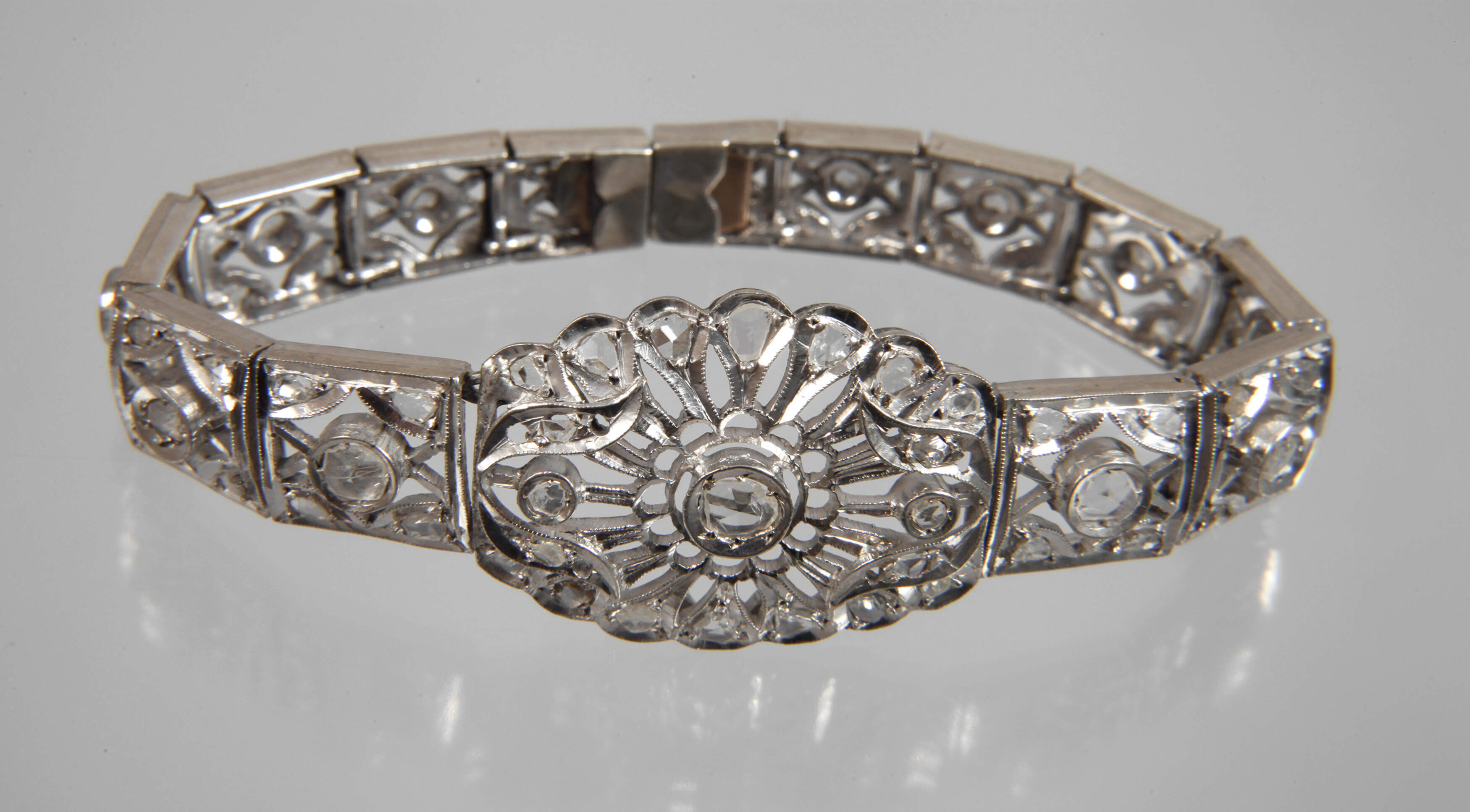 Prächtiges Armband mit Diamantrosen