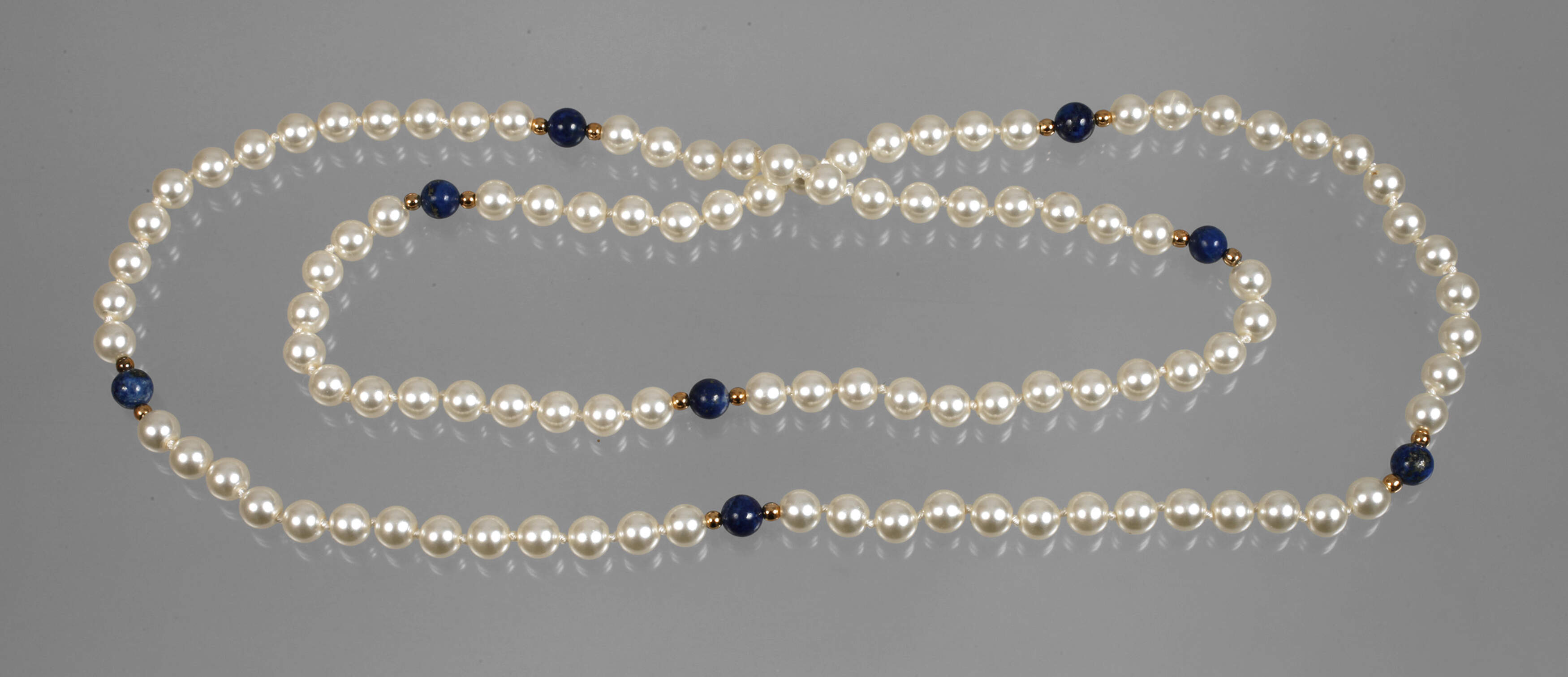 Lange Perlenkette mit Lapislazuli