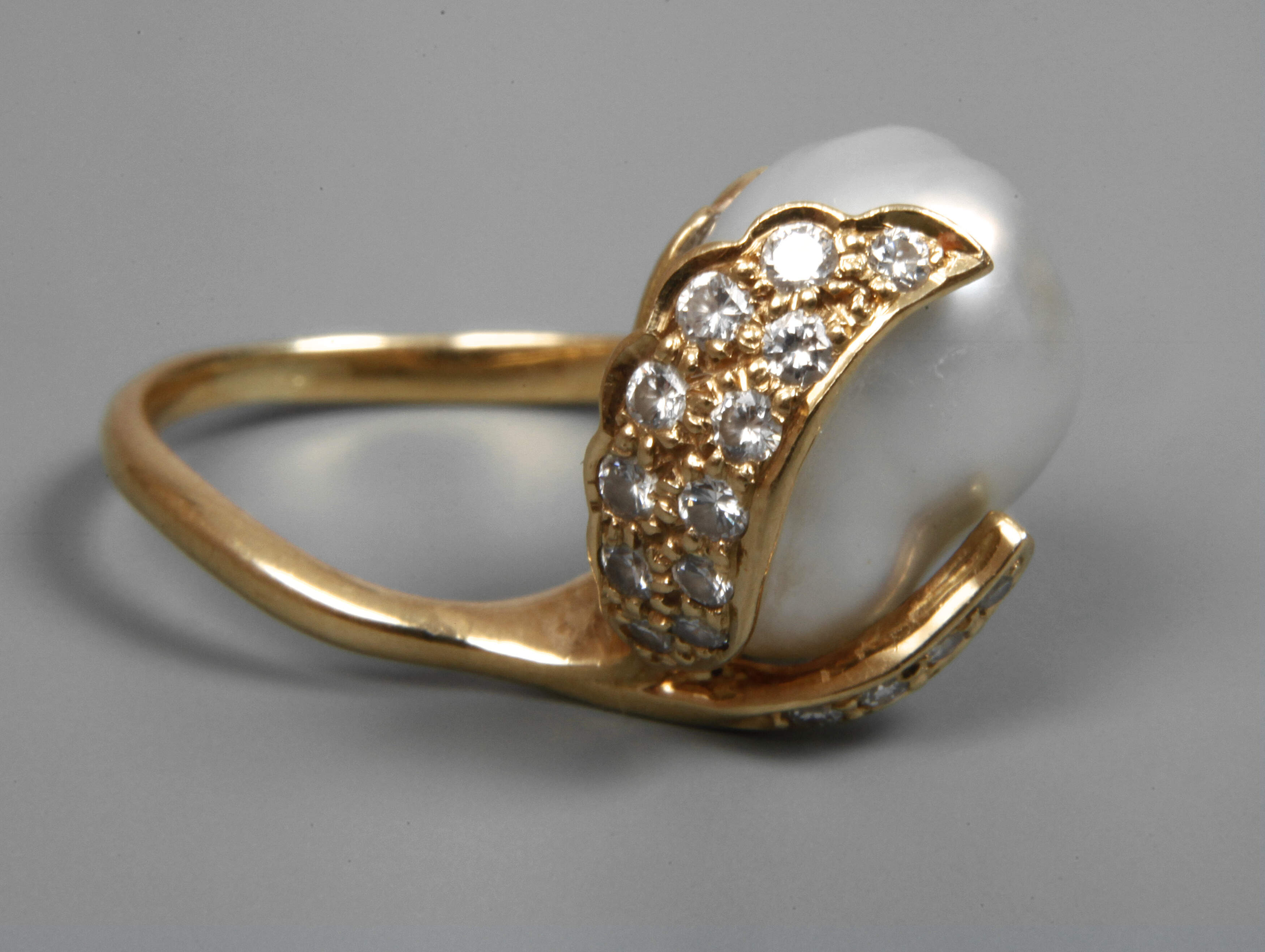 Damenring mit Barockperle und Brillanten