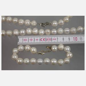 Zwei Perlenketten und Armband