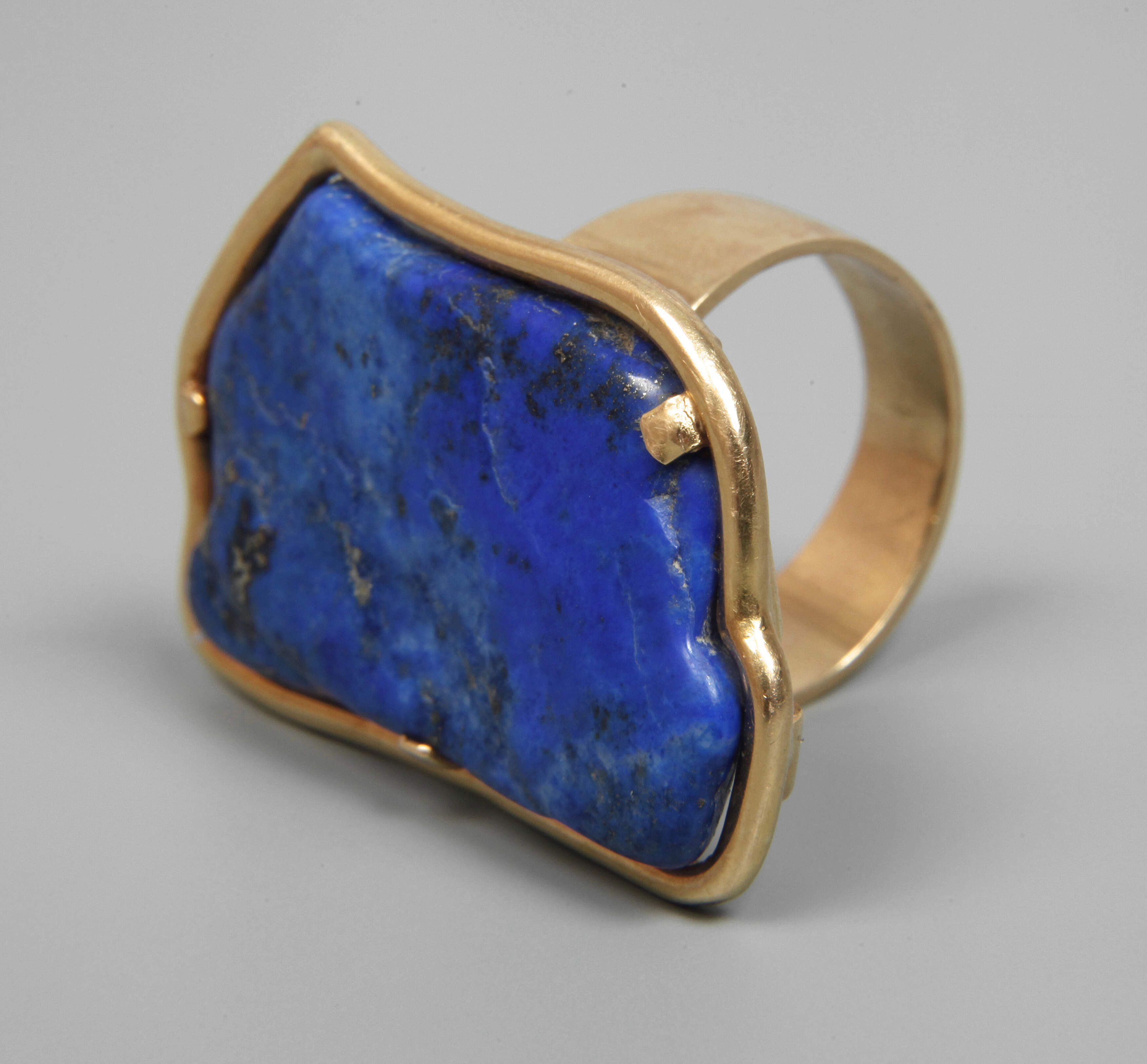 Opulanter Damenring mit Lapislazuli