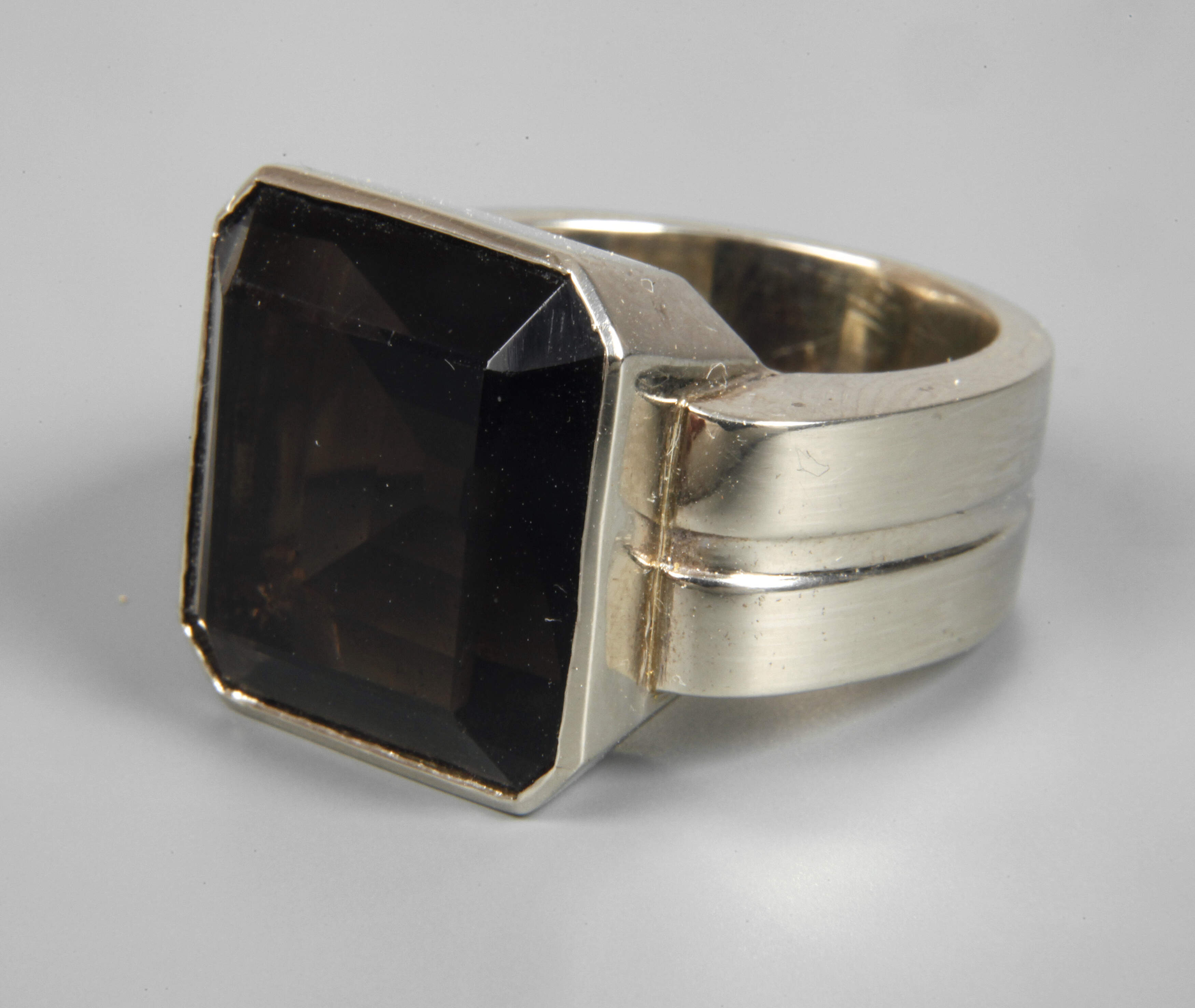 Massiver Herrenring mit Rauchquarz