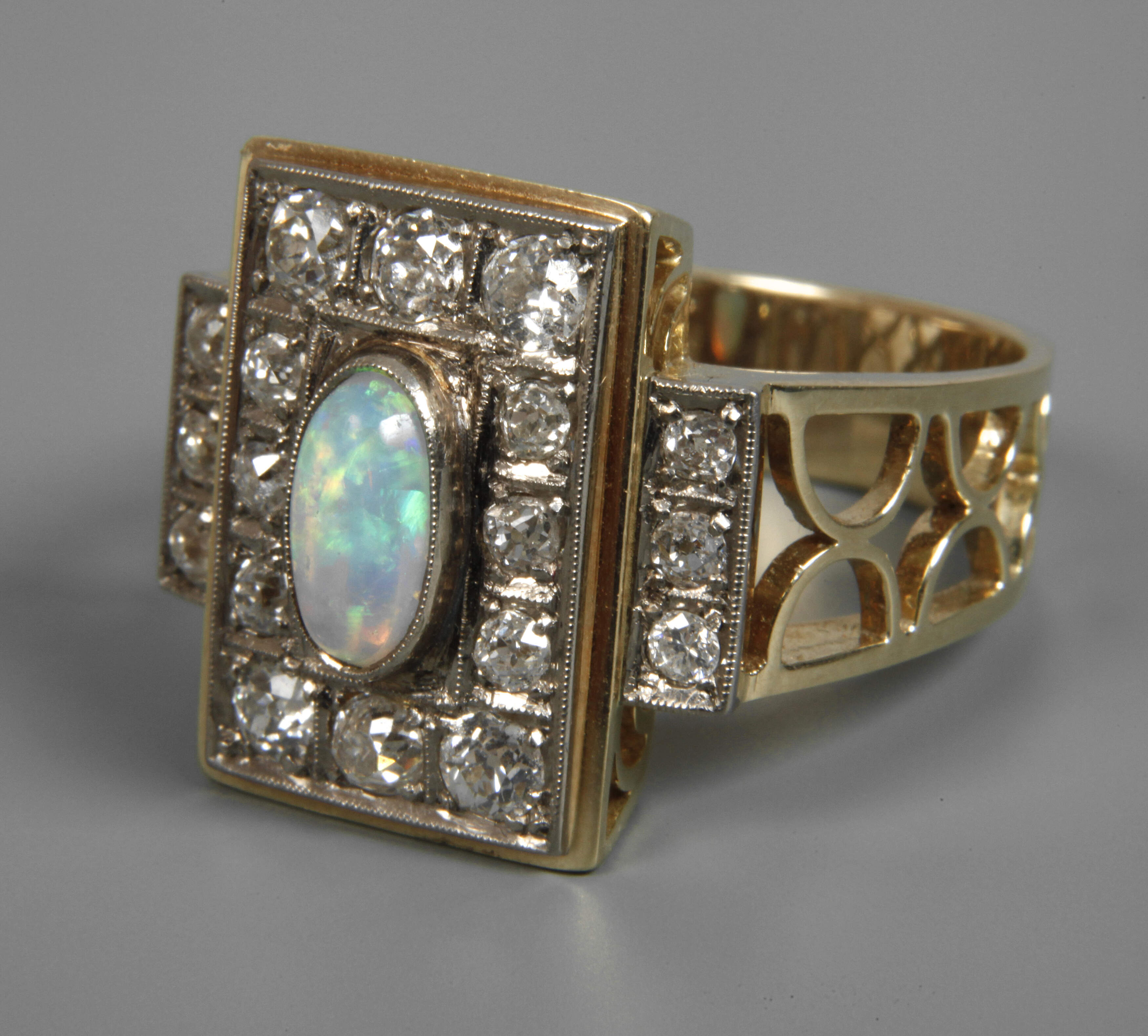 Prachtvoller Ring mit Edelopal und Diamanten