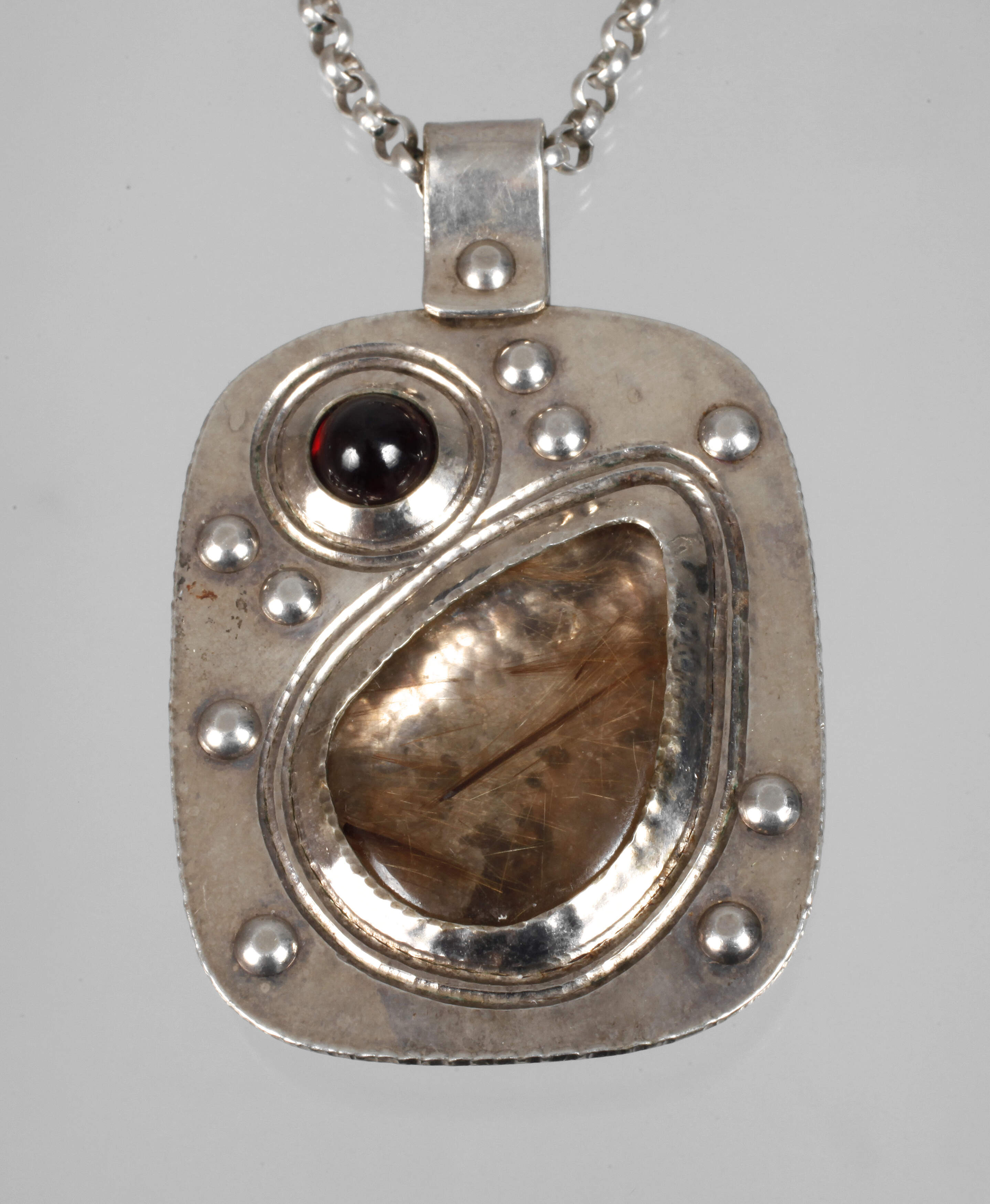 Großer Anhänger mit Steinbesatz