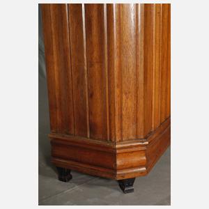 Spätbarocker Wellenschrank