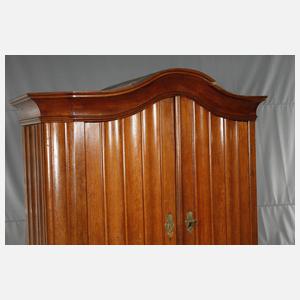 Spätbarocker Wellenschrank