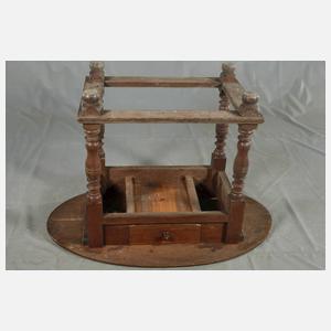 Tisch und vier Brettstühle