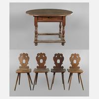 Tisch und vier Brettstühle111