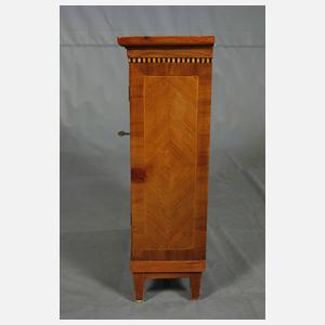 Klassizistischer Kommodenaufsatz