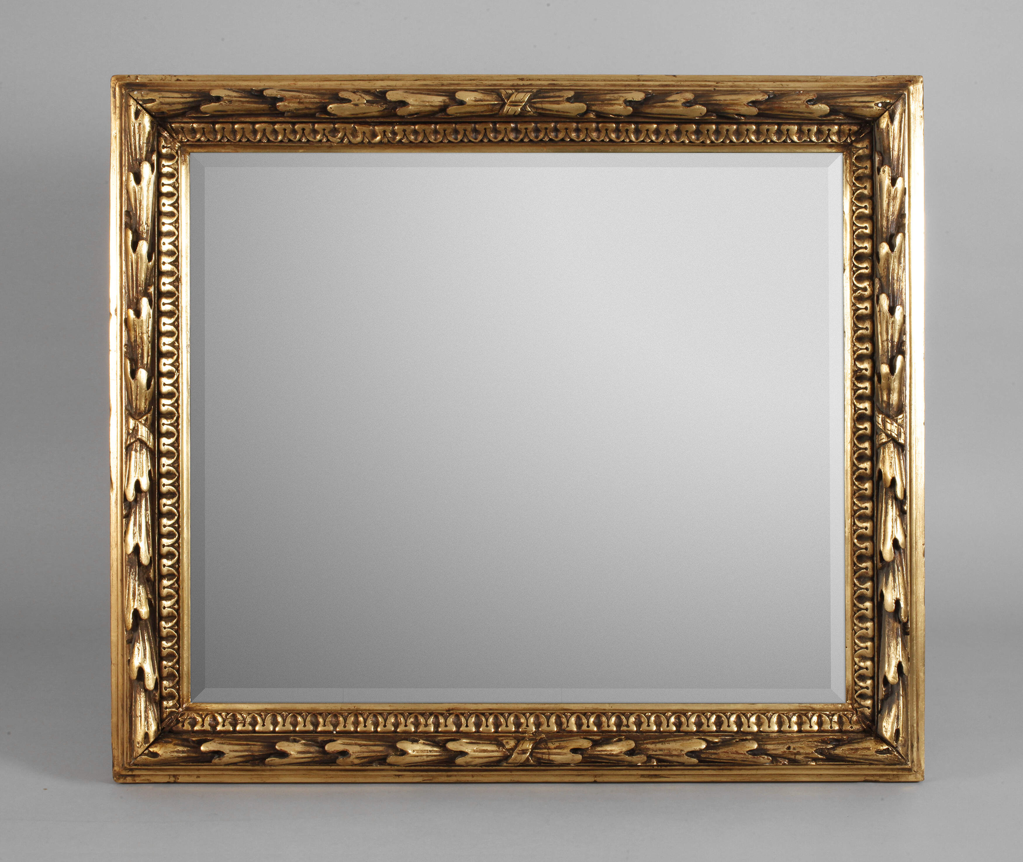 Klassizistischer Wandspiegel