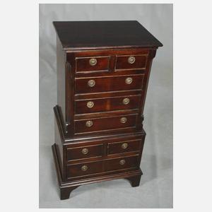 Kleines Säulenschränkchen