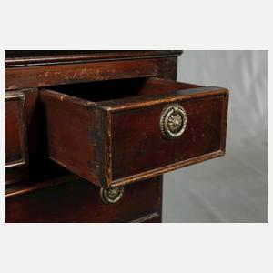 Kleines Säulenschränkchen