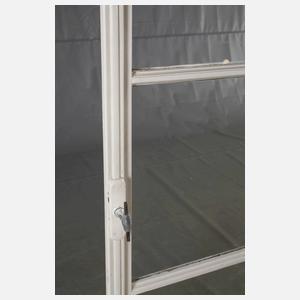 Fünf große Fenster mit gewölbten Butzenscheiben