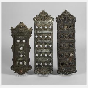 Drei historische Klingelschilder