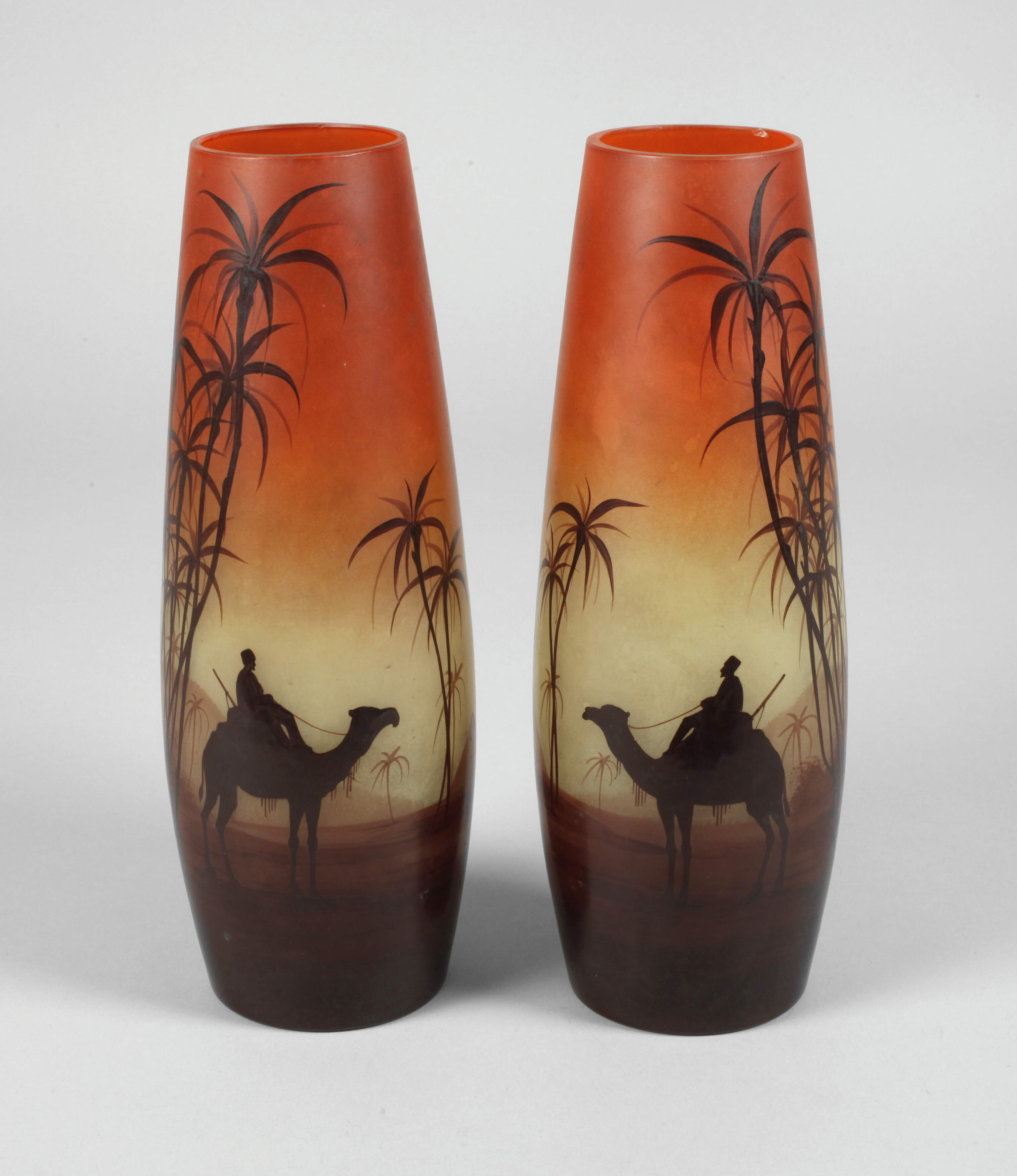 Vasenpaar mit ägyptischen Motiven