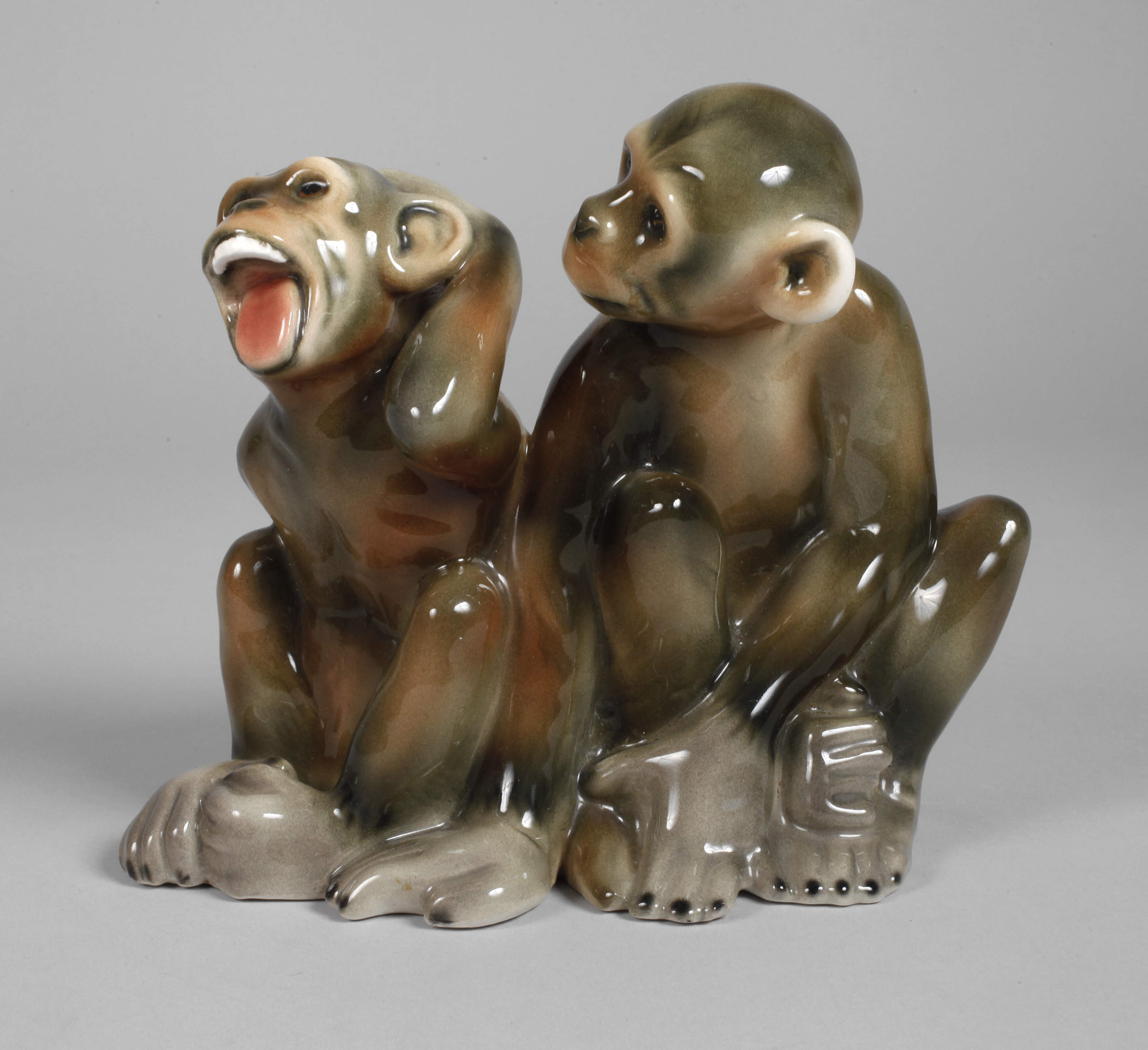 Goldscheider Wien "Zwei sitzende Affen"