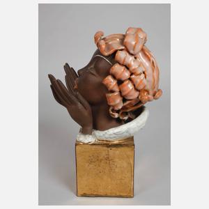 Frauenkopf mit Locken und Kragen