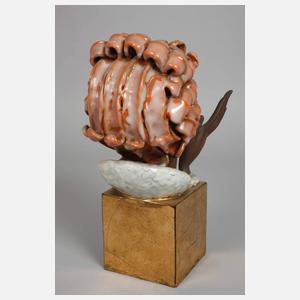 Frauenkopf mit Locken und Kragen