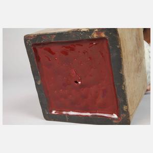 Frauenkopf mit Locken und Kragen