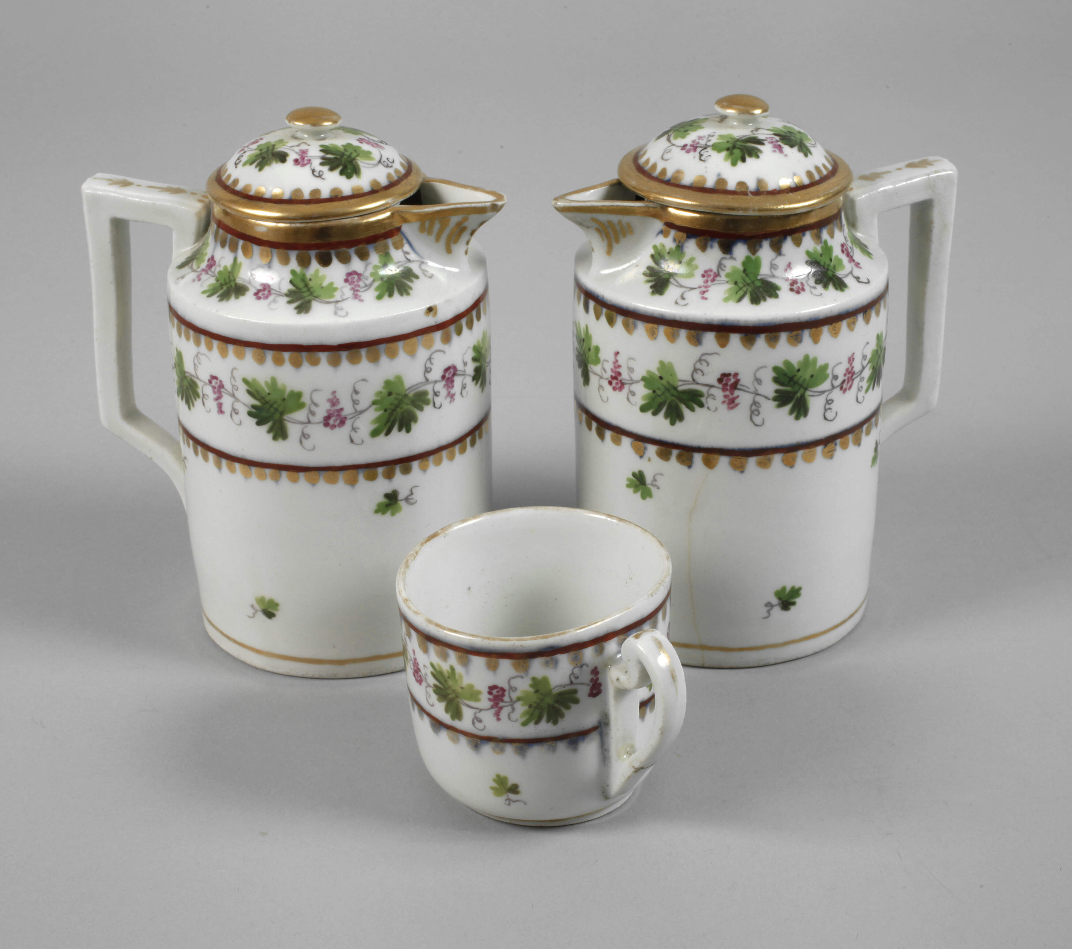 Alt-Wien Paar Kannen und Tasse Weinkranzdekor