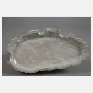 Liebespaar beim Blinde-Kuh-Spiel