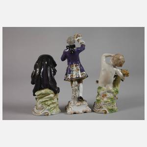 Drei Rokokofiguren auf Rocaillesockeln
