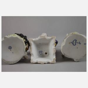 Drei Rokokofiguren auf Rocaillesockeln